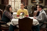 The Big Bang Theory – (v.li.) Mayim Bialik (Amy Farrah Fowler), Jim Parsons (Sheldon Cooper), Joshua Malina (Präsident Siebert).