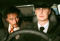 Ich Chef Du nix – Eben noch auf der Suche nach einem Job, da ergattert Mehmet (John Friedmann, l.) gleich den Chefposten samt eigenem Chauffeur (Florian Simbeck, r.). Ist das nicht ein wenig viel Glück auf einmal?; Eben noch auf der Suche nach einem Job, da ergattert Mehmet (John Friedmann, l.) gleich den Chefposten samt eigenem Chauffeur (Florian Simbeck, r.). Ist das nicht ein wenig viel Glück auf einmal?