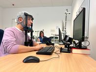 PUR+ – Moderator Eric Mayer hat keine Legasthenie. Er nimmt an Tests für eine Studie teil.