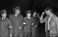 Das war die DDR – Volkspolizisten versperren am Abend des 40. Jahrestages der DDR Demonstranten den Weg.