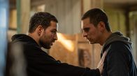 neoriginal: Crystal Wall – Samuel (Walid Al-Atiyat, l.) redet Liam (Ludwig Brix, r.) ins Gewissen und will ihn stoppen.