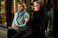 Meine Mutter ... – Heidi (Margarita Broich) und Oberkellner Ivo (Filip Peeters) finden Gefallen aneinander.