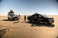 Die Farben ... der Wüste – Das Team in der Libyschen Wüste.