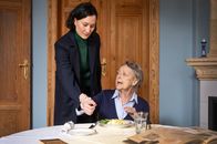 SOKO Potsdam – Plötzlich packt Gabriele Spickendorff (Barbara Schöne, r.) Ermittlerin Pauline Hobrecht (Agnes Decker, l.) am Handgelenk – und beschuldigt sie des Diebstahls. Ein Moment ihrer Demenz, der dennoch wichtige Hinweise für den Mordfall liefert.