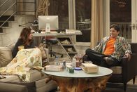 Two and a Half Men – Jenny (Amber Tamblyn, l.) hat Liebeskummer. Ihre Beziehung zu Brooke befindet sich am Tiefpunkt, aber die Ratschläge von Walden (Ashton Kutcher, r.) sind nicht gerade aufbauend ...