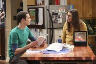 The Big Bang Theory – Mit aller Kraft versucht Sheldon (Jim Parsons, l.) zu lernen, wie man Menschen zum Lachen bringen kann. Amy (Mayim Bialik, r.) ist über seine kläglichen Versuche jedoch alles andere als amüsiert ...