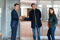 Der Staatsanwalt – Geschäftsführer Lorenz Maas (Moritz Bäckerling, l.) bittet Oberkommissar Alexander Witte (Jannik Mioducki, M.) und Hauptkommissarin Julia Schröder (Anika Baumann, r.) in sein Büro.
