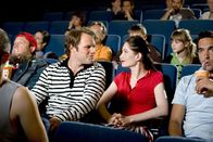 Sechserpack – Im Kino ist der richtige Platz das A und O für den perfekten Filmgenuss. Der Vordermann darf nicht zu groß, der Nebenmann nicht zu laut und der Hintermann nicht zu nervös sein. Aber was tun, wenn doch? (Mirco Reseg, Mitte l., Emily Wood, Mitte r.)
