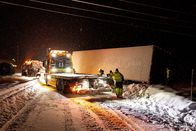 Ice Road Rescue - Extremrettung in Norwegen – Thord and company have to rescue a trailer filled with 26 ton of expensive salmon. This rescue has many pitfalls. It requires good cooperation and some heavy lifting trucks. (National Geographic)