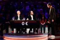 Wer weiß denn sowas? – Moderator Kai Pflaume (r.) mit Rateteam-Kapitän Bernhard Hoëcker (l.) und dem Schauspieler Frederick Lau (M.).
