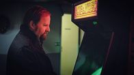 Unit 42 – Bob Franck (Tom Audenaert) spielt am Automaten, um für kurze Zeit den Kopf während der schwierigen Ermittlungen frei zu bekommen.