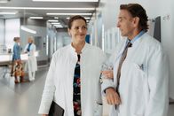 Der Bergdoktor – Der Konkurrenzkampf um Vanessa Mertens (Elzemarike de Vos, l.) scheint gelöst. Nun können sich Dr. Vera Fendrich (Rebecca Immanuel, 2.v.r.) und Dr. Alexander Kahnweiler (Mark Keller, r.) wieder gemeinsam ihrer Arbeit widmen.