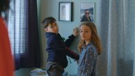 Geschwisterschreck – Nico (Mikker Brennhovd) dekoriert seine Wand um. Das Foto seines Vaters bekommt einen besonderen Platz.