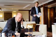 Der Rücktritt – Schon bald muss Bundespräsident Christian Wulff (Kai Wiesinger, r.) erkennen, dass auch sein "siamesischer Zwilling" und Pressesprecher, Olaf Glaeseker (Holger Kunkel, l.), dem Verdacht der Vorteilsnahme im Amt ausgesetzt ist ...