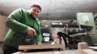 Puls – Puls «Fettsack!» – Wie Mobbing Kinderseelen bricht Tobias, in seinen Jahren als übergewichtiger Jugendlicher an einer Werkbank arbeitend Copyright: SRF/zVg