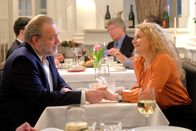Der Alte – Richard Voss (Jan-Gregor Kremp, l.) führt Franziska Sommerfeld (Christina Rainer, r.) zum Abendessen in ein schickes Restaurant aus.