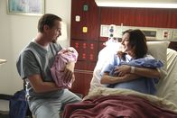 Navy CIS – Überglücklich halten McGee (Sean Murray, l.) und Delilah (Margo Harshman, r.) ihre Zwillinge im Arm. Für die Namensgebung hat sich McGee etwas Besonderes ausgedacht