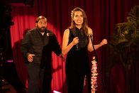 Check Check – Ertu Karahanci (Kailas Mahadevan, l.); Sabine Grünberg (Doris Golpashin, r.)