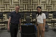 Princess of Science – Linh trifft in einem reflexionsarmen Raum Prof. Bernhard Seeber, der zur Audio-Signalverarbeitung forscht.