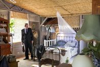 Death in Paradise – DI Richard Poole (Ben Miller) bei seiner Ankunft im Paradies.