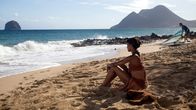 Deadly Tropics – Für Mélissa Sainte-Rose (Sonia Rolland) beginnt ein neuer Lebensabschnitt. Sie ist mir ihren beiden Kindern wieder in ihre alte Heimat Martinique gezogen, um dort als Kriminalbeamtin zu arbeiten.