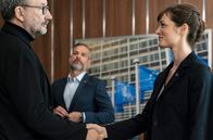 Die Saat - Tödliche Macht – Der Lobbyist Jon Hoffmann (Reiner Bock, li.) versucht von Jule Kronberg (Friederike Becht) und Imre Laszlo (David Bowles) die Zustimmung für die geplante Geschäftsübernahme zu erhalten.