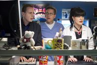 Navy CIS – Bei den Ermittlungen in einem neuen Fall: Abby (Pauley Perrette, r.), McGee (Sean Murray, l.) und Jimmy (Brian Dietzen, M.) ...