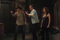 How I Met Your Mother – Kurz vor seiner ersten Vorlesung als Professor haben Lily (Alyson Hannigan, r.) und Marshall (Jason Segel, M.) eine besondere Überraschung für Ted (Josh Radnor, l.) ...