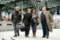 Tatort – Willkommen in Köln: Die Kommissare Max Ballauf (Klaus J. Behrendt, l) und Freddy Schenk (Dietmar Bär, r) holen ihre Kollegen Eva Saalfeld (Simone Thomalla) und Andreas Keppler (Martin Wuttke) am Kölner Hauptbahnhof ab.