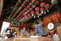 I Wouldn't Go In There – Moderator Robert Joe interviewt den Mönch Ji Woo, der es sich zur Aufgabe gemacht hat, das verfallene Yeongdeok-Haus zu restaurieren (Bildnachweis: National Geographic Channels/Gus Agustin Montealto)