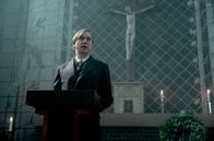 Babylon Berlin – Alfred Nyssen (Lars Eidinger) auf einer Veranstaltung für Kriegsversehrte
