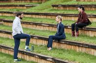 Die Heiland - Wir sind Anwalt – Romy Heiland (Lisa Martinek, M.) und Ada Holländer (Anna Fischer, r.) befragen den Tennistrainer Falk Golnau ( Matthias Weidenhöfer, l.).