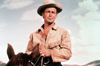 Mein großer Freund Shane – Shane (Alan Ladd) sitzt auf seinem Pferd und beobachtet aufmerksam eine Situation.