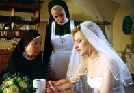 Um Himmels Willen – Weinend schüttet die unglückliche Braut Marie Pösnecker (Katrin Fehse, r.) Lotte (Jutta Speidel, l.) und Agnes (Emanuela von Frankenberg, m.) ihr Herz aus.