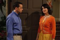 Two and a Half Men – Alan (Jon Cryer, l.) hat zwar ein schlechtes Gewissen, weil er seine Familie um so viel Geld betrogen hat, aber da er schon alles ausgegeben hat, kann er nichts zurückzahlen. Als Charlies Stalkerin Rose (Melanie Lynskey, r.) ihm auf die Schliche kommt, hat er Angst, dass sie alles ausplaudert ...