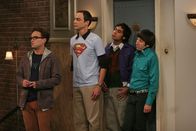 The Big Bang Theory – Wollen Penny behilflich sein: Leonard (Johnny Galecki, l.), Sheldon (Jim Parsons, 2.v.l.), Rajesh (Kunal Nayyar, 2.v.r.) und Howard (Simon Helberg, r.) ...