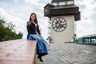 Heimatleuchten – Moderatorin Conny Bürgler vor dem Uhrturm am Schlossberg.