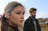 Der Irland-Krimi – Dylan (Jonathan Delaney Tynan) mit Amy White (Katie White), der Freundin seiner entführten Tochter.