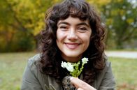 Zu Tisch mit Lucie - Kitchen Hacks – Lucie sammelt Wildkräuter – mitten in der Stadt. In Europa gibt es schätzungsweise bis zu 1.500 essbare Wildkräuter.