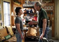 Young Sheldon – Georgie Cooper (Montana Jordan, l.); Coach Dale Ballard (Craig T. Nelson, r.)
