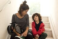 Rabenmütter – Chronisch überfordert oder übertrieben fürsorglich und auch unverschämt direkt - "Rabenmütter" laufen zu komödiantischer Höchstform auf: Anna Julia Kapfelsperger (l.) ...