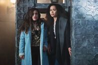 Charmed – Maggie Vera (Sarah Jeffery, l.); Macy Vaughn (Madeleine Mantock, r.)