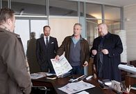 Tatort – Die Kommissare Freddy Schenk (Dietmar Bär, r.) und Max Ballauf (Klaus J. Behrendt, 2.v.r.) recherchieren im Verlagshaus.
