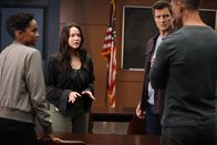 The Rookie – Harper (Mekia Cox, l.), Chen (Melissa O'Neil, 2.v.l.), Nolan (Nathan Fillion, 3.v.l.) und Bradford (Eric Winter, r.) wollen ihre Kollegin retten. Doch ohne Unterstützung außerhalb der Polizei sind sie auf sich alleine gestellt.