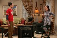 The Big Bang Theory – Als Sheldon (Jim Parsons, l.) überraschend seine Mutter (Laurie Metcalf, r.) in Houston besucht, wird er mit der Realität konfrontiert ...