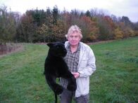 Geheimakte Wildnis – Gloucestershire - Frank Tunbridge, the big cat tracker and expert with a stuffed big cat toy.