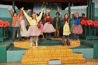 The Middle – Sue (Eden Sher, vorne l.) ist völlig aus dem Häuschen, weil sie zusammen mit ihrer Mutter Frankie in einer Musicalaufführung singen darf. Doch ihr Traum vom großen Erfolg platzt bald. Unterdessen hat Brick Ärger mit seinem unzuverlässigen Onkel Rusty ...