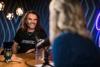 Die Gruaberin – Monika Gruber und Thomas Huber während ServusTVs „Die Gruaberin - Vodcast“ in Salzburg, Österreich am 9. Mai, 2025.