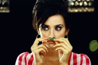 Volver - Zurückkehren – Eine Leiche in der Tiefkühltruhe und ein Filmteam als Gäste: Raimunda (Penélope Cruz) versucht, ihr wirres Leben zu ordnen.