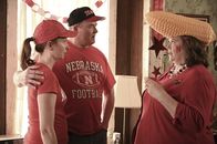 Bless This Mess – (v.l.n.r.) Kay Bowman (Lennon Parham); Beau Bowman (David Koechner); Clara (Lisa Linke)